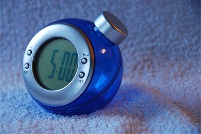 LCD Uhr in 5 stylishen Farben mit Wasserbetrieb von solarspiel.com