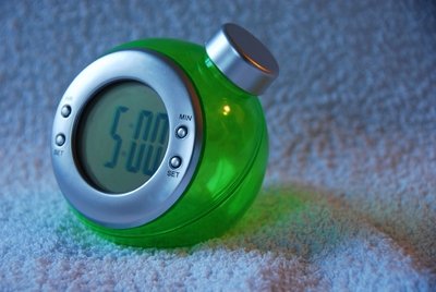 wasserbetriebene LCD Uhr in 5 Farben von solarspiel.com