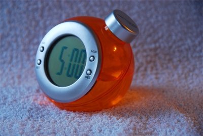 LCD Uhr mit Wasserantrieb statt Batterie von solarspiel.com