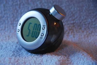 Uhr in grau/schwarz mit Wasserbetrieb von solarspiel.com